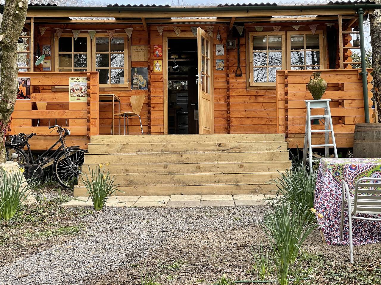 Retro Lodge nr Dartmoor with hot tub & opt sauna in Bovey Tracey, Dartmoor