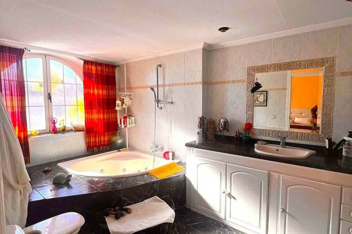 Chalet independiente de estilo típico español : in La Nucía, Costa Blanca