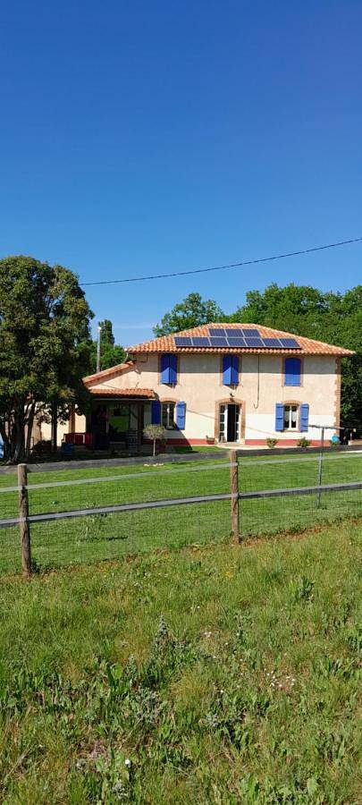 Gîte pour 5 personnes, avec Balcon et Terrasse ainsi que Jardin et Piscine à Roquelaure