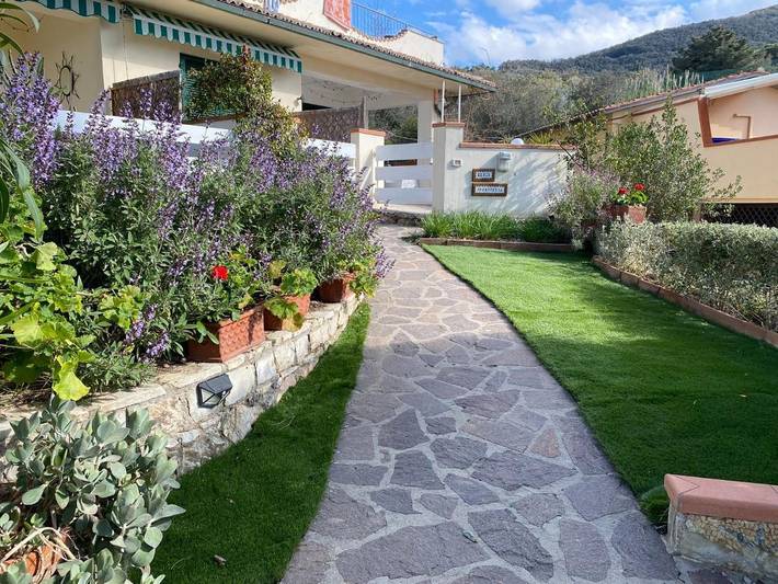 Ferienwohnung für 2 Personen, mit Balkon und Terrasse sowie Garten und Ausblick in Biodola