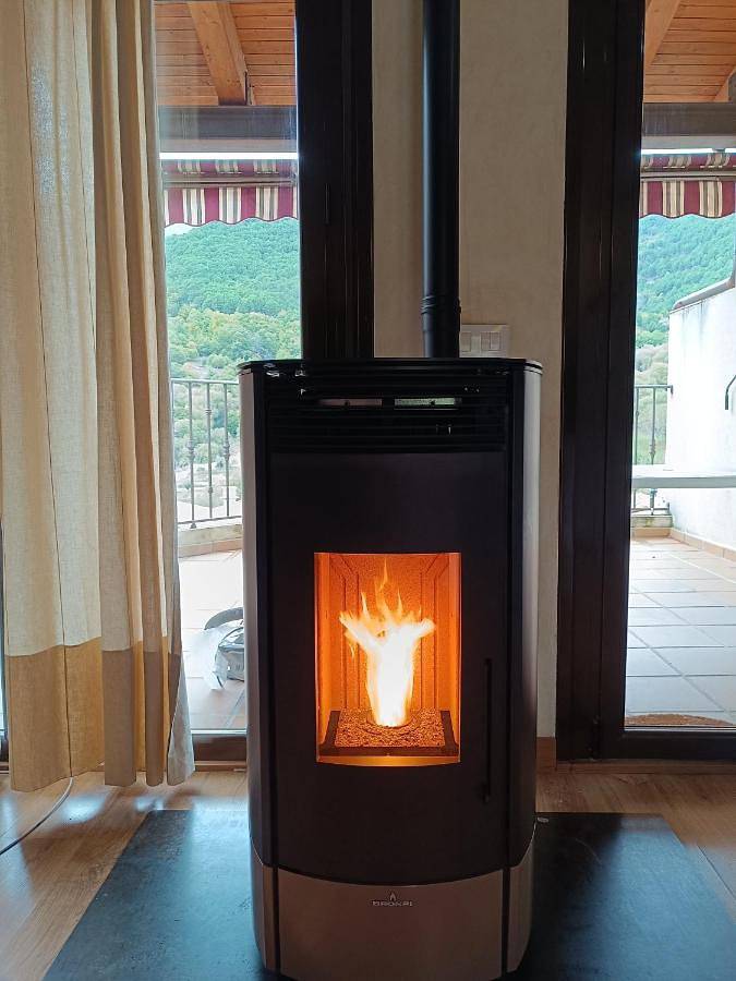 Gîte pour 4 personnes, avec balcon ainsi que piscine et vue à Mijares - 2