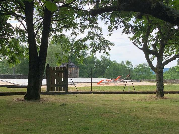 Location de vacances pour 6 personnes, avec vue et terrasse ainsi que jardin et piscine à Blanquefort-sur-Briolance - 2