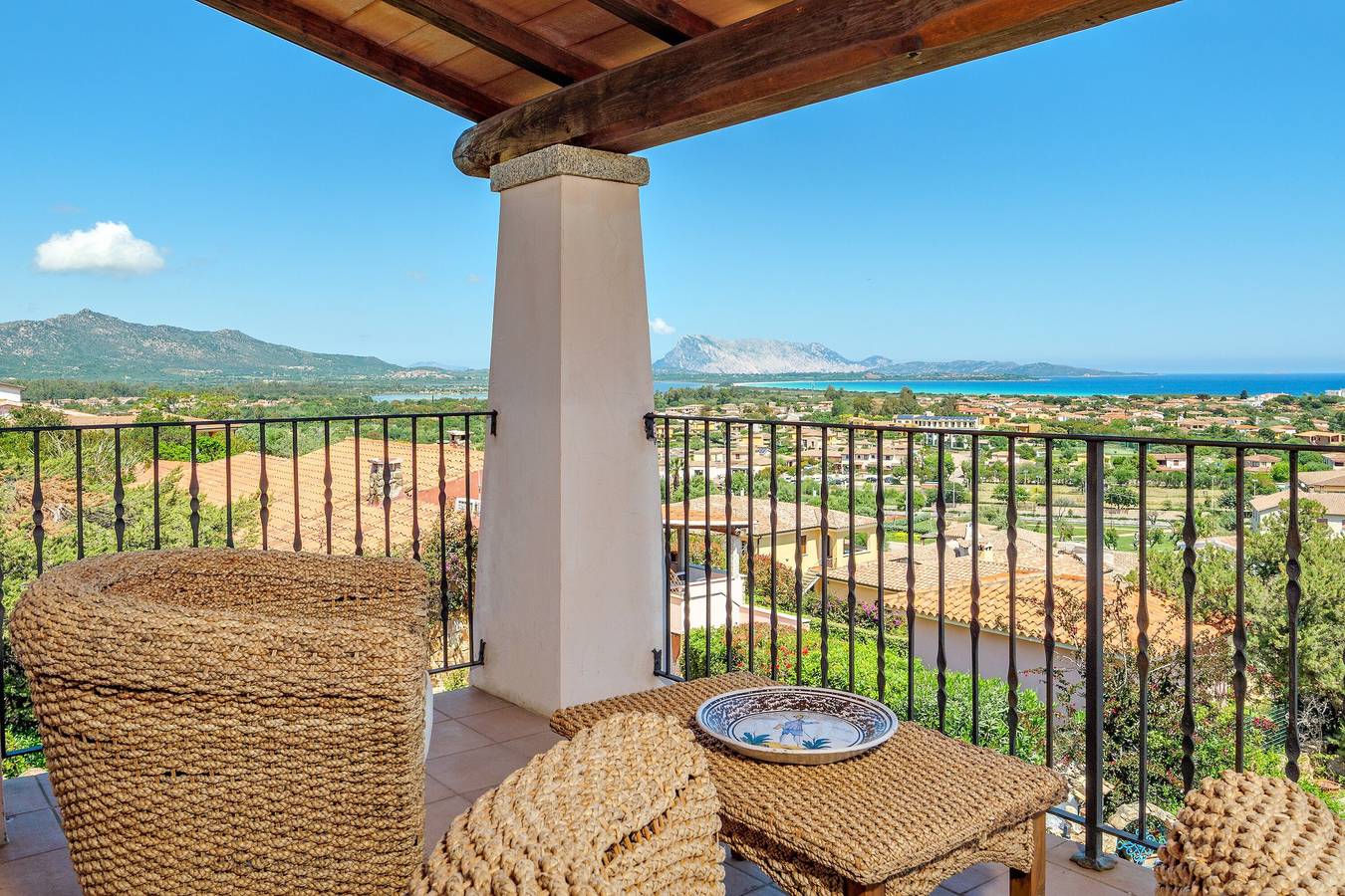 Entire apartment, Apartment 'Oltremare' with Sea View, Private Terrace and Air Conditioning in Suaredda-traversa, San Teodoro