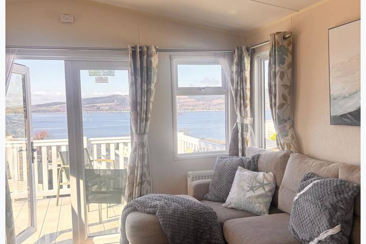 Log cabin for 8 people, with pool and ocean view as well as garden, child-friendly in Scotland