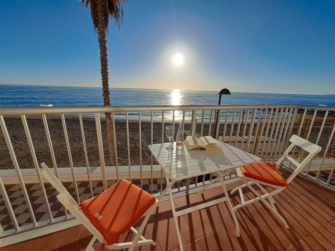 Entire apartment, Apartment 'Frente Al Mar Y A Pie De Playa' with Balcony, Wi-Fi and Air Conditioning in Motril, Costa Tropical