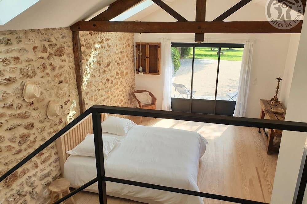 Gîte de Charme à Senlisse: Confort Haut de Gamme, Parc Arboré, Cheminée, Wifi Gratuit, Proche Châteaux in Senlisse, Parc naturel régional de la Haute Vallée de Chevreuse