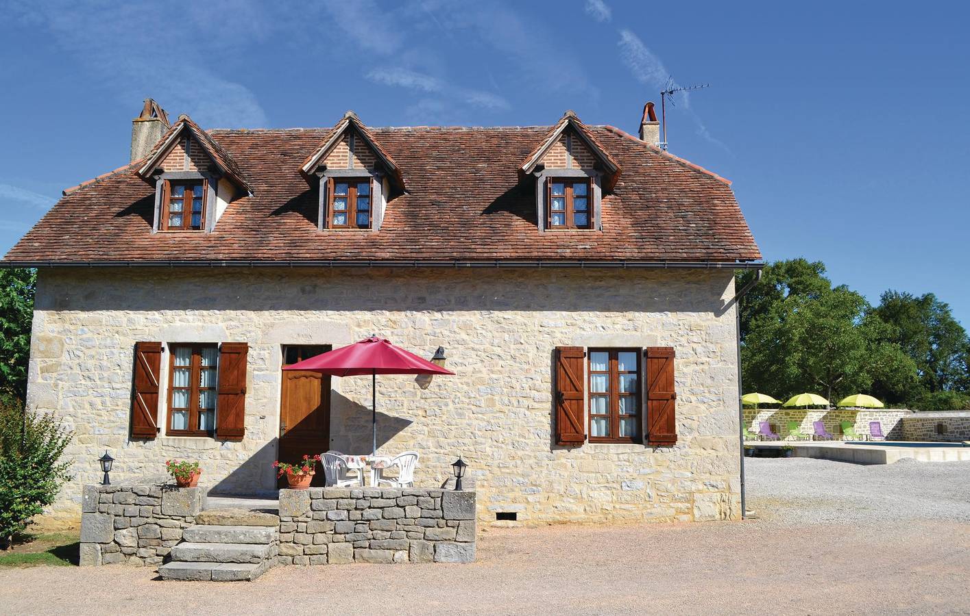 Padirac au bord de la piscine : 140m2, lit bébé, TV, table de cuisson in Padirac, Parc Naturel Régional des Causses du Quercy