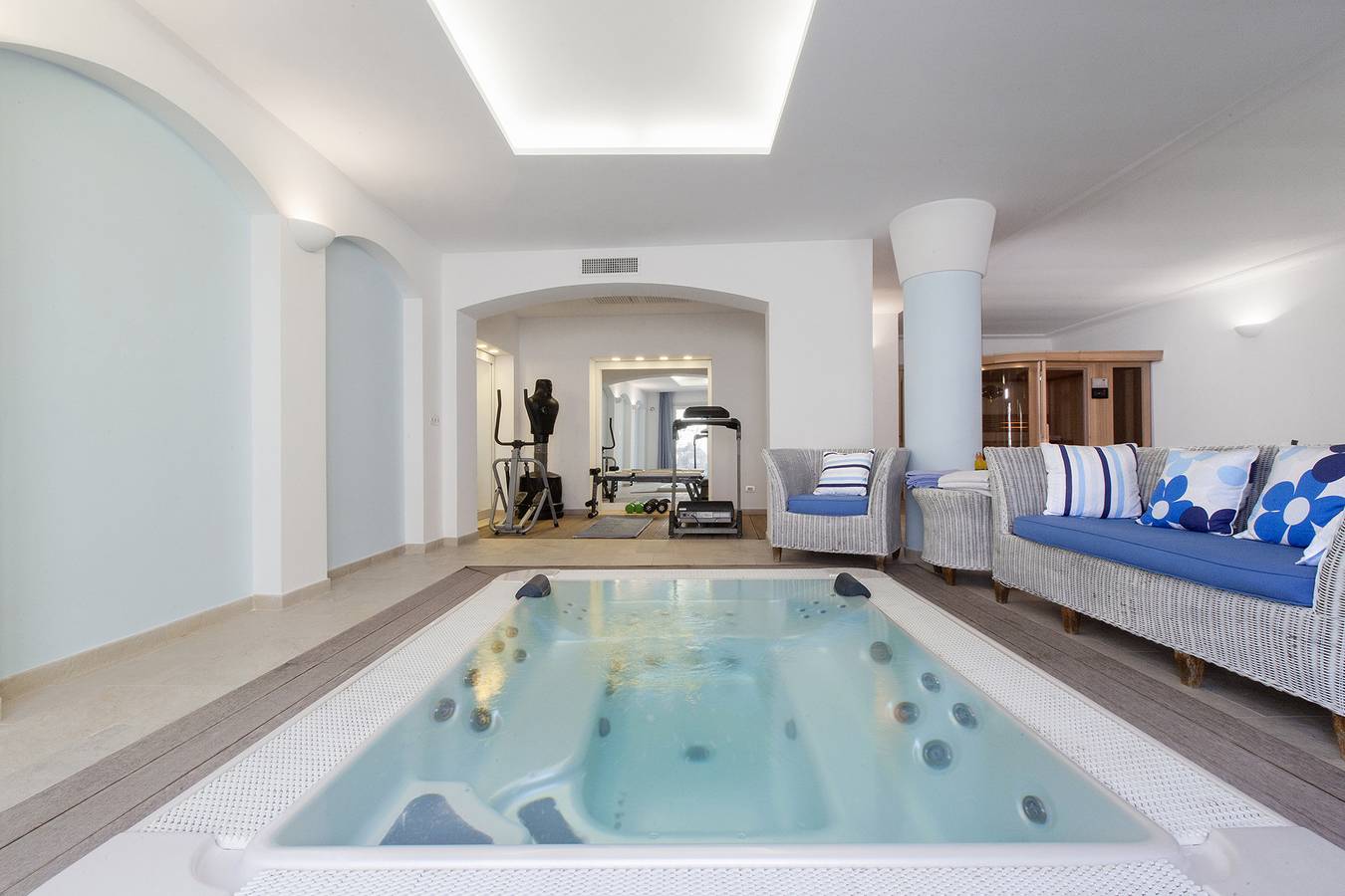Amore Rentals - Villa Il Noce con Piscina Privata, Spa, Giardino, Bbq e Parcheggio in Sant'Agata sui Due Golfi, Massa Lubrense