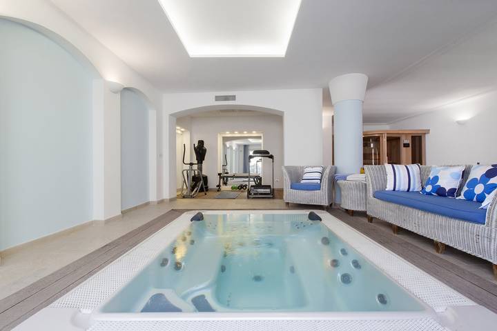 Amore Rentals - Villa Il Noce con Piscina Privata, Spa, Giardino, BBQ e Parcheggio in Sant'Agata sui Due Golfi, Massa Lubrense