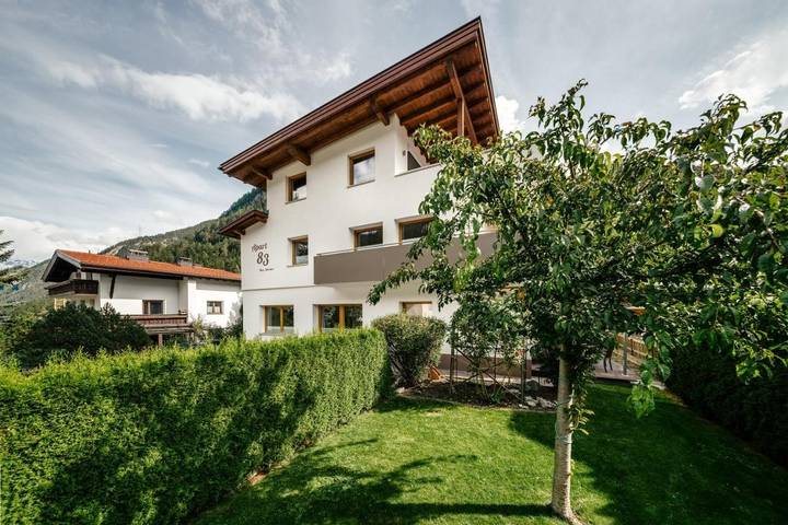 Ferienwohnung für 6 Personen, mit Terrasse und Garten sowie Ausblick in Tösens