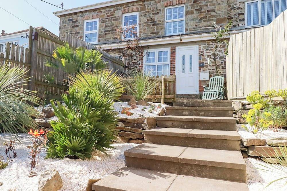 Holiday Home for 6 People in Perranporth, Cornwall