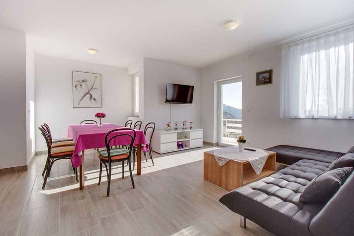 Ferienwohnung für 8 Personen, mit Balkon in Cunski