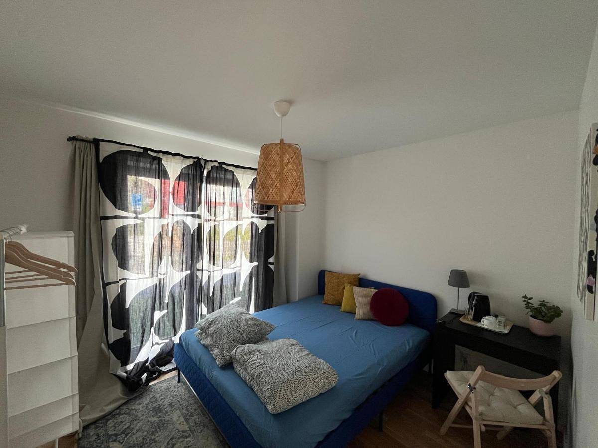 Hel semesterlägenhet, Guest room with private bathroom in Åkersberga, Österåker region