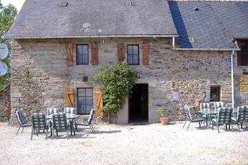Gîte pour 8 personnes, avec jardin et piscine à Saint-Connec