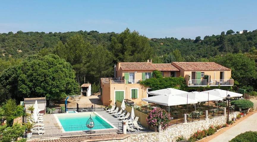Hôtel pour 2 personnes, avec piscine et terrasse ainsi que vue et vue sur le lac, animaux acceptés dans les Gorges du Verdon
