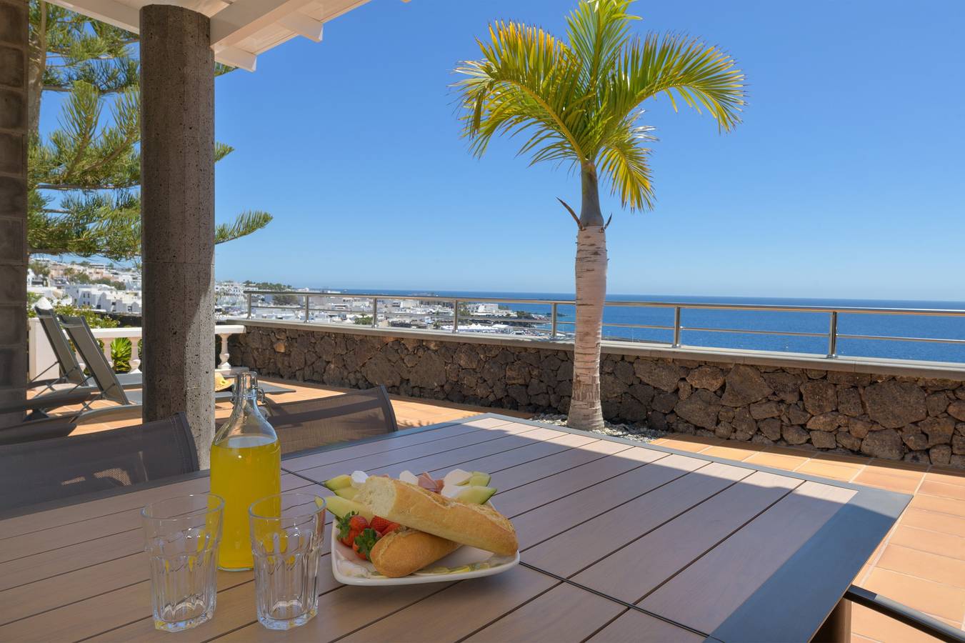 Alquiler vacacional 'Villa Loretta' con vistas al mar, piscina climatizada y Wi-Fi in Puerto del Carmen, Tías