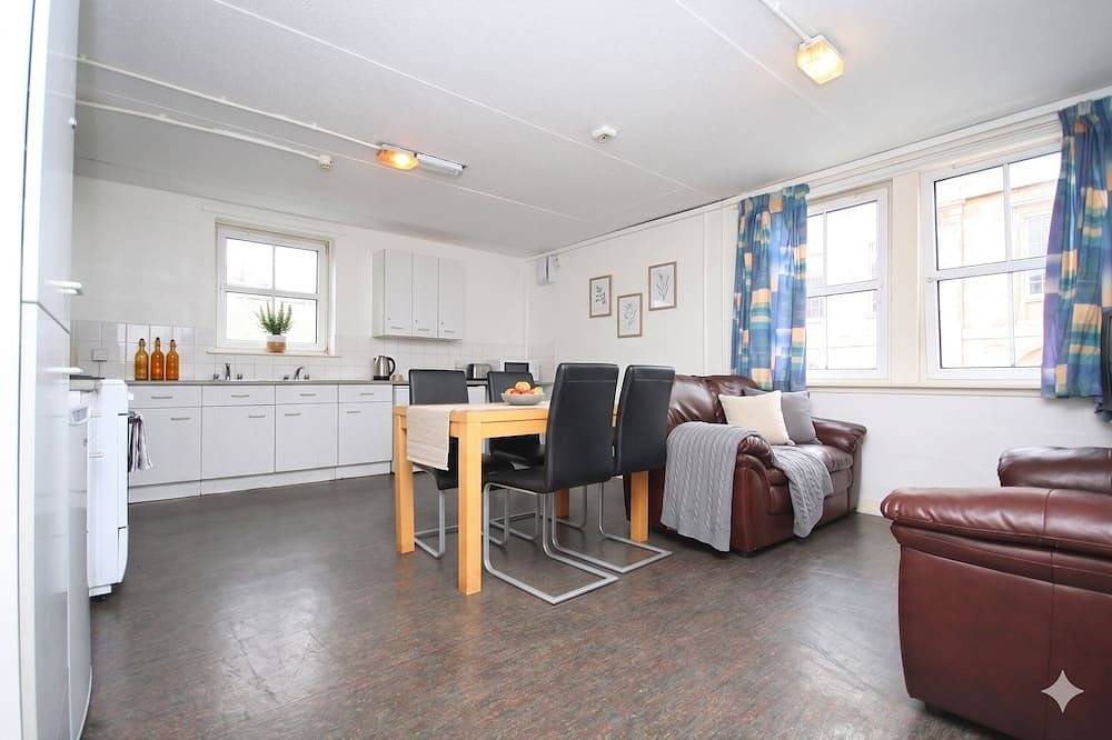 Ganze Wohnung, 6 Bedroom Self Contained Hostel Unit in Inverclyde
