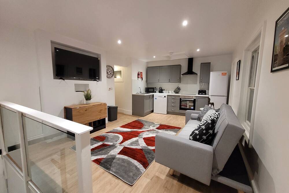 Ganze Wohnung, Wallgate Apartment B- A cosy Grade Ii listed apartment with Roman wall in garden in Colchester, Essex