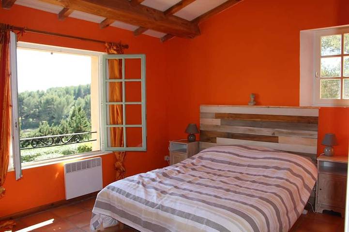 Schöne provenzalischen Haus Reben und Olivenbäumen - die Ruhe in der Französisch Riviera in Sanary-sur-Mer, Mittelmeerküste (Frankreich)