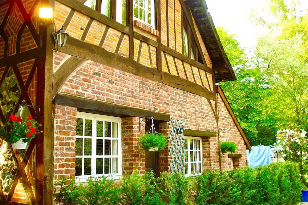 Pretty Cottage in grounds of Chateau with heated pool in Grandcourt, Région de Dieppe