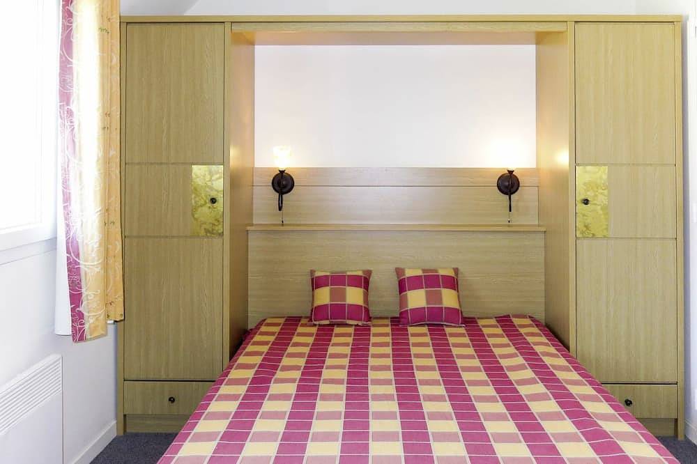 Nice apartment in villa for 8 people with Wifi, pool, Tv, terrace and pets allowed in Azay-le-Rideau, Loire Valley