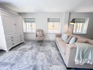 Log Cabin for 4 People in Wiltshire, South West England, Photo 2