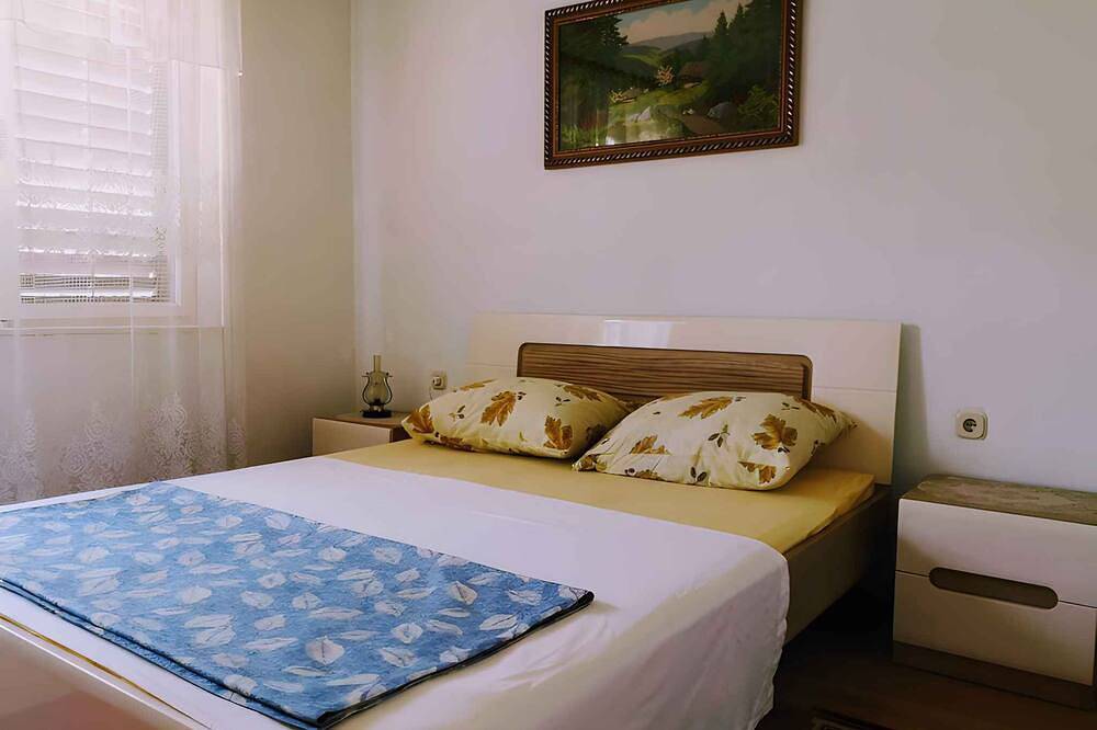 Cijeli apartman, Holiday apartment with sea view 50 metres from the beach in Karlobag, Velebit Nature Park