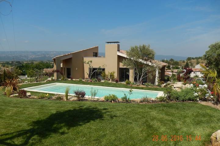 Location de vacances pour 6 personnes, avec balcon et jardin à Alleins