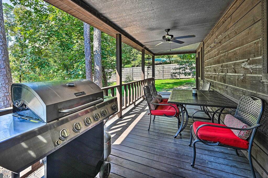 Luxe Broken Bow Cabin w/ Tesla Charging Station in Broken Bow, Broken Bow Lake
