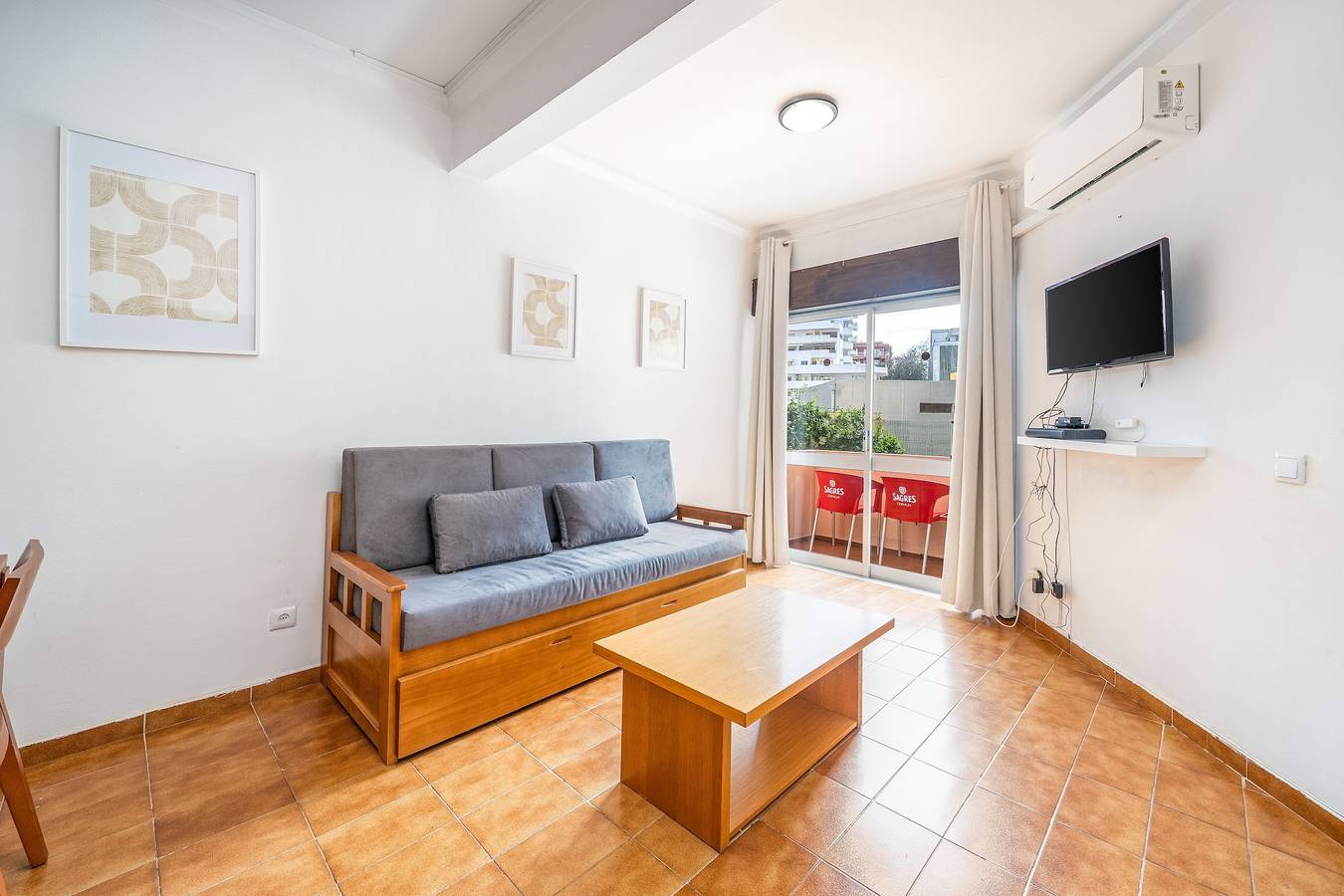 Ganze Wohnung, Apartment 'T1 Standard' mit Gemeinschaftspool, Wlan und Klimaanlage in Praia da Rocha, Portimão
