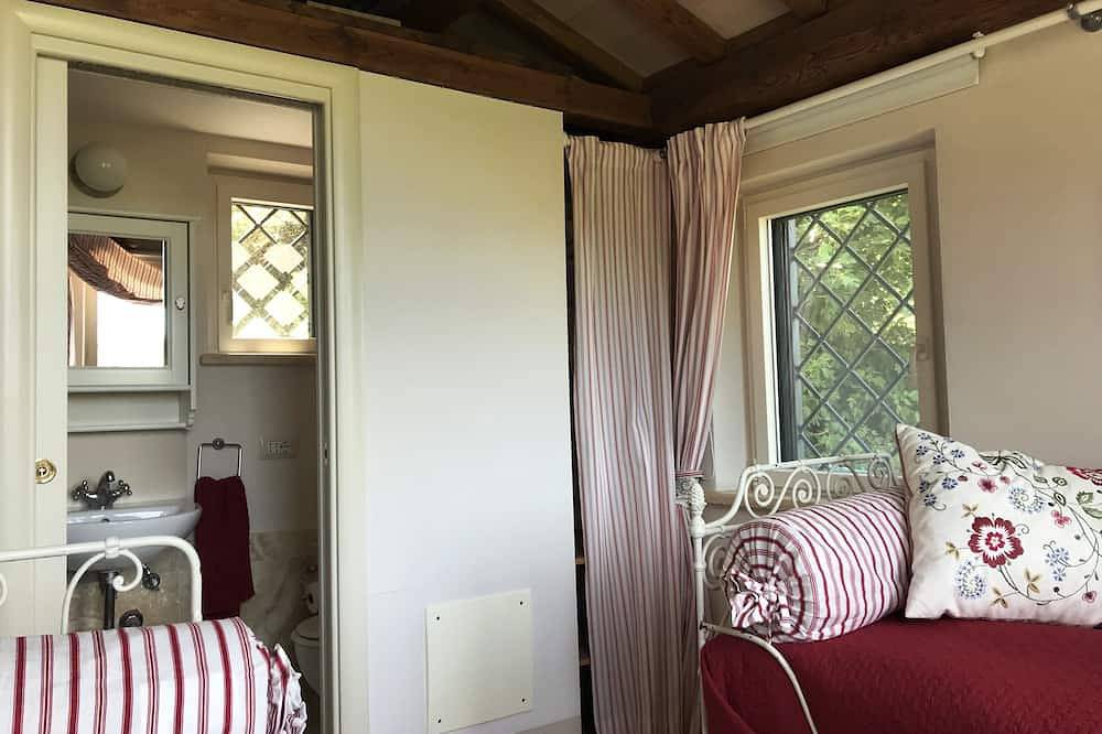 The red house on the roman arch with private pool all for you in Otricoli, Provincia de Terni