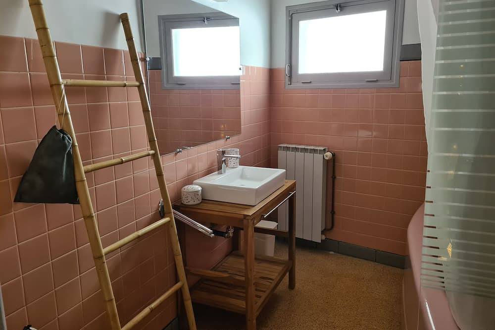 Entire apartment, L'Abri Sous Roche - Gîte Côte Vermeille in Tautavel, Parc naturel régional Corbières-Fenouillèdes