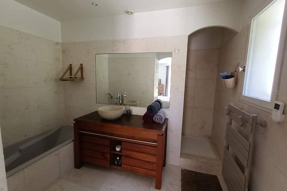 Charming house at the foot of the Luberon (rated 4 stars) in Robion, Parque natural regional del Luberon