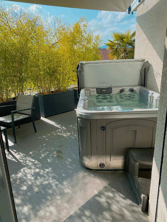 Gîte pour 2 personnes, avec Balcon et Jacuzzi ainsi que Terrasse et Jardin à Grésy-sur-Aix
