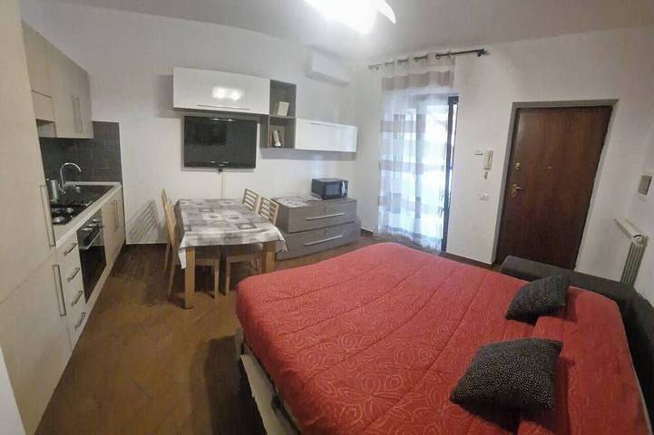 Ganze Wohnung, Apartment 5 Min vom Flughafen, Self Check-in h24, Privater Garten, Wifi, A/C, Tv in Fiumicino, Rom Provinz