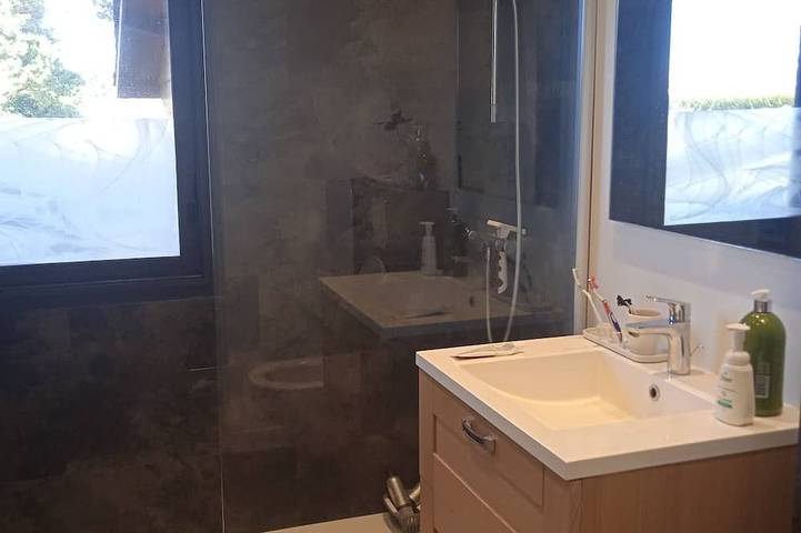 Location de vacances pour 6 personnes, avec jardin et terrasse à Plougoulm - 4