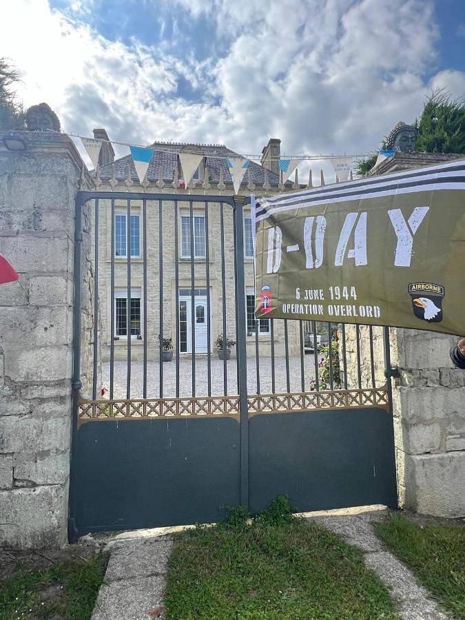 Location de vacances pour 12 personnes, avec vue ainsi que jardin et piscine, animaux acceptés à Saint-Germain-du-Pert - 2