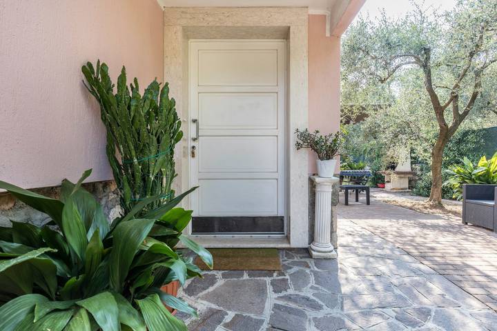 Ganze Wohnung, Ferienwohnung 'Casa Zanoni' mit Seeblick, Gemeinschaftsgarten, Balkon & Wlan in Padaro, Arco