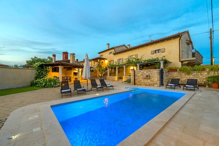 Ferienhaus für 7 Personen, mit Pool und Garten