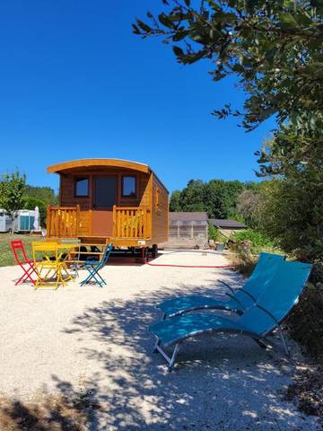 Gîte pour 4 personnes, avec vue et piscine ainsi que jardin et terrasse à Sarrazac