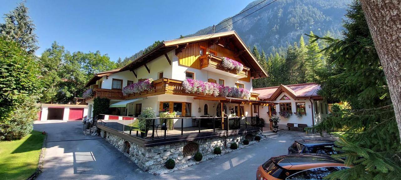 Gästehaus Almrausch, Ferienanlage mit Pool in Nassereith, Bezirk Imst