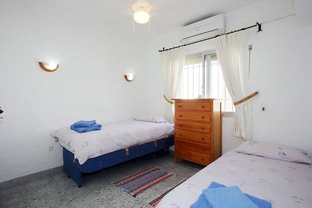 Villa familiar tranquila aislada de 3 dormitorios y baños con piscina y jardines in La Gaspara, Estepona
