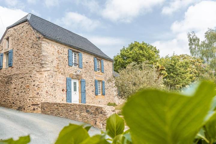 Location de vacances pour 7 personnes, avec terrasse et jardin à Génis
