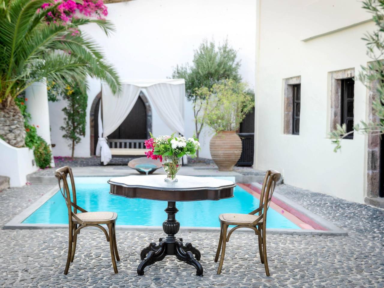 Unique villa, stone's throw cosy village Megalochori, tranquillity and space. in Megalochori, Santorin