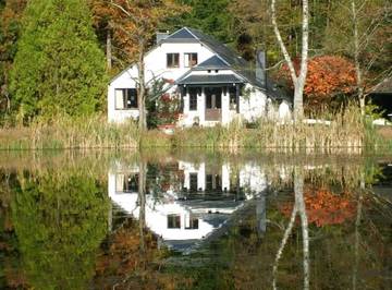 Gîte pour 8 personnes, avec terrasse ainsi que vue et jardin à Florenville