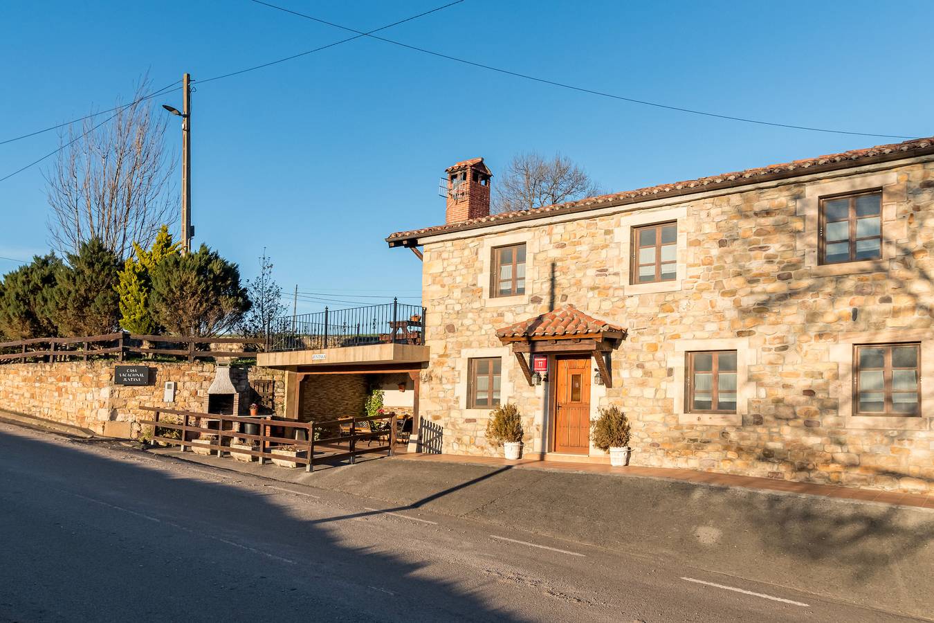Ganze Wohnung, Ferienwohnung 'Juntana 1' mit Bergblick, Gemeinschaftsterrasse und Wi-Fi in Villacarriedo, Cordillera Cantábrica