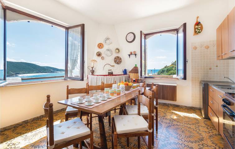 Apartamento vacacional entero, Junto a la playa 1BR Apt w / AC, estacionamiento y lavandería in Porto Palma, Arbus (Municipio)