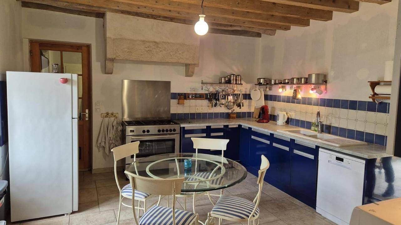 Eight-Bedroom House in Lournand, Région de Mâcon