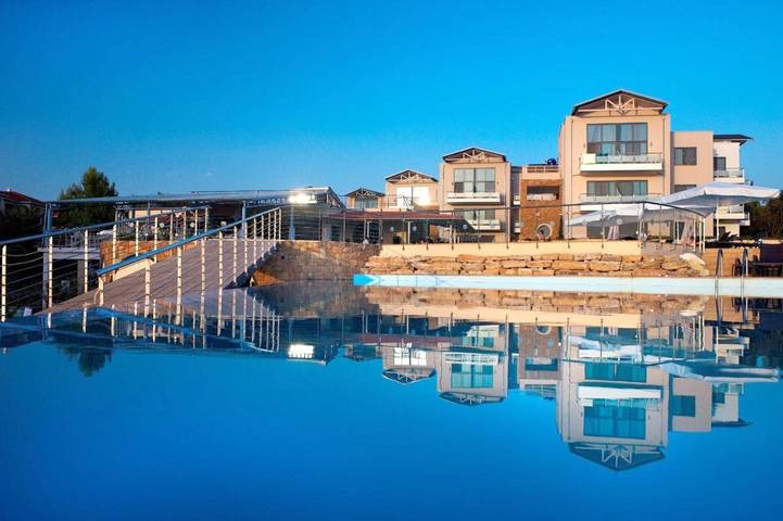 Hôtel pour 3 personnes, avec Balcon et Jacuzzi ainsi que Terrasse et Jardin dans Portes