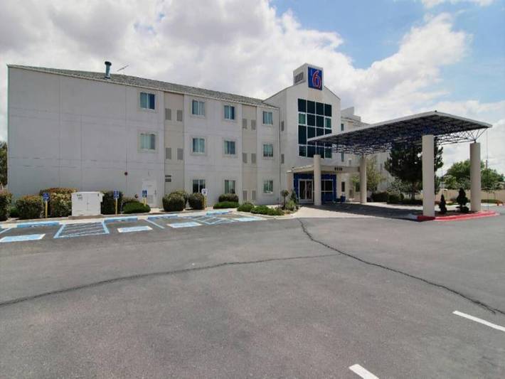 Apartamento entero, 1 cama tamaño queen | Ducha adaptada para personas con discapacidad in Albuquerque, Condado de Bernalillo